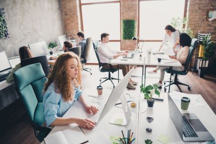 ljudi sede u kancelariji