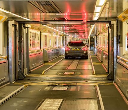 automobil se ukrcava u voz u tunelu Lamanš