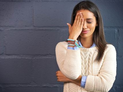 Devojka koja pokušava da se priseti nečega