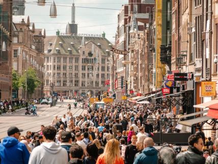 Turisti i meštani na ulicama Amsterdama
