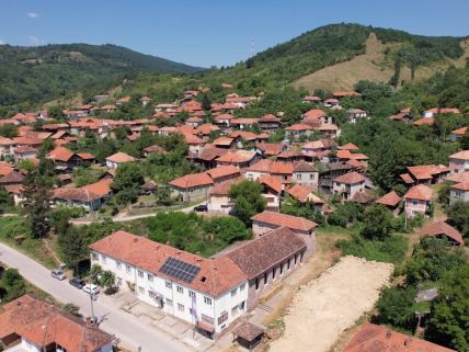 Solarni paneli postavljeni na krovu mesne zajednice u selu Temska