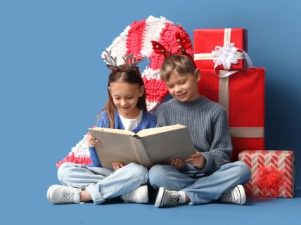 Deca uz knjigu i božićne poklone