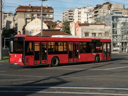Autobus prolazi praznim ulicama Beograda na Prvi maj
