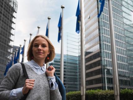 Mladi ispred institucije EU