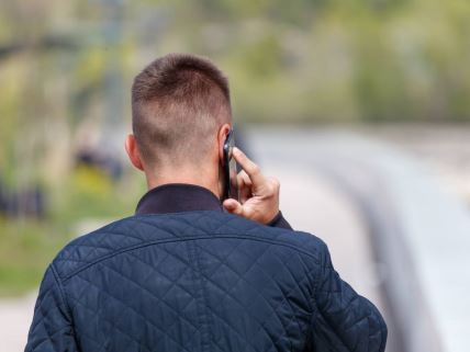 Muškarac razgovara telefonom