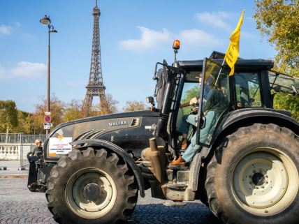 Poljoprivrednik na traktoru na protestu u Parizu