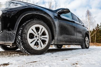 automobil stoji na putu prekriven snegom