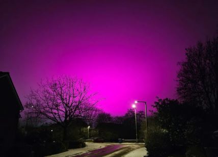 nebo iznad birmingema je bilo ružičasto zbog led svetala sa fudbalskog stadiona birmingem sitija