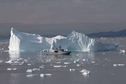 brod prolazi pored sante leda na području Arktika