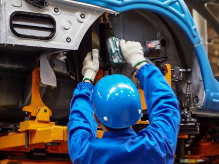 Radnik u fabrici automobila