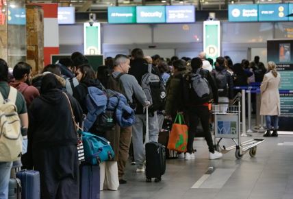 putnici sa prtljagom čekaju u velikim redovima na aerodromu