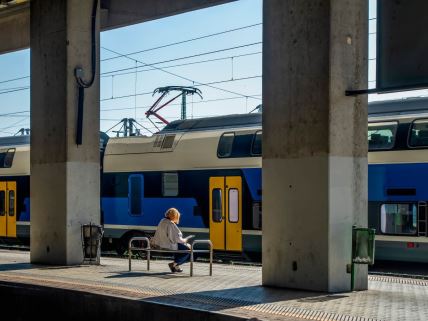 Žena na železničkoj stanici čeka voz