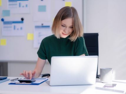 Žena za kompjuterom