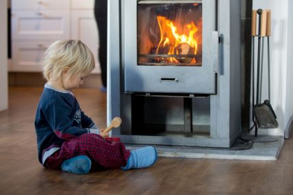 Deca i loženje drveta u pećima