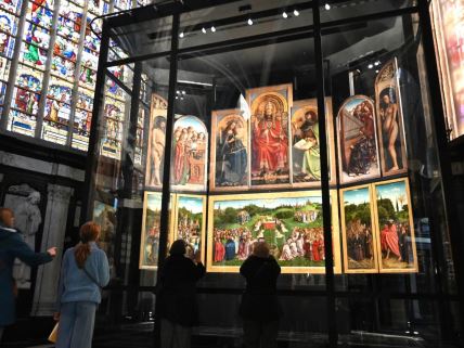 Posetioci posmatraju Poklonjenje Mističnom Jagnjetu