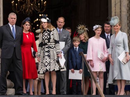 Bivši princ Endru sa članovima kraljevske porodice