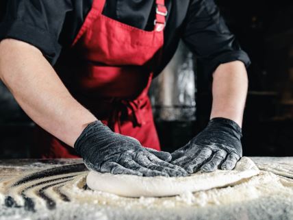 Pica majstor koji mesi testo za picu