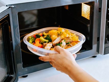 Podgrevanje hrane u mikrotalasnoj