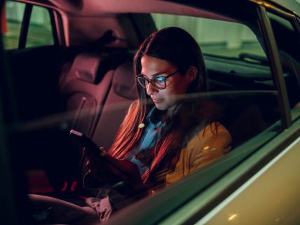 Žena u taksi vozilu