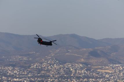 vojni helikopter nadleće Limasol na Kipru