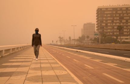 žena šeta u Las Palmasu tokom velikog zagađenja saharskom prašinom