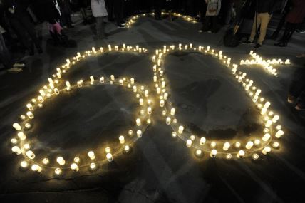 upaljene sveće u znak inicijative Sat za planetu Zemlju