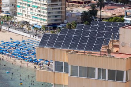 solarni paneli na krovu zgrade u španskom Benidormu