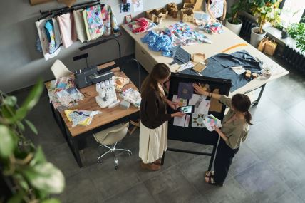 žene pregledaju dizajn tekstila u modnom studiju