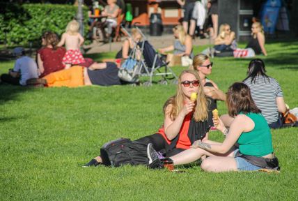 ljudi uživaju u sunčanom danu ležeći na travi u Helsinkiju