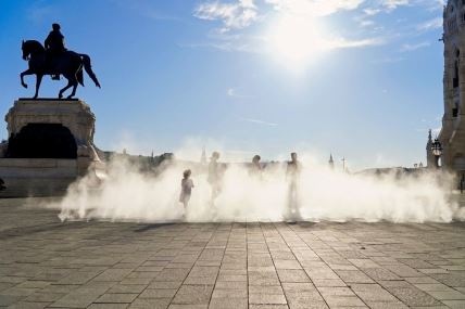 ljudi se u Budimpešti rashlađuju tokom velikih vrućina