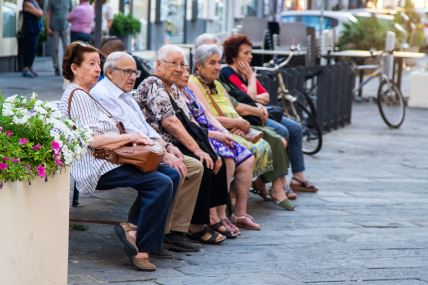 penzioneri sede na klupi u Italiji