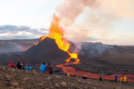 ljudi posmatraju vulkansku erupciju na Islandu