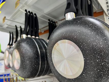 teflonski tiganji u prodavnici