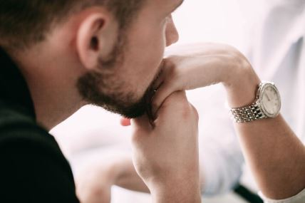 muškarac ženi ljubi ruku