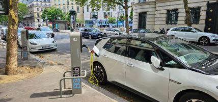 električni automobil se puni u Parizu