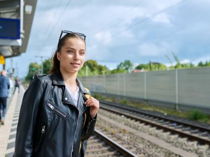 Devojka putuje vozom