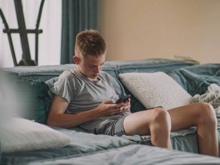 Dečak koristi telefon