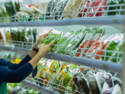 kupac kupuje povrće u marketu