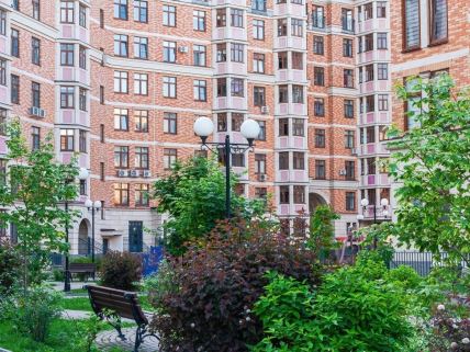 Priroda ispred stambene zgrade