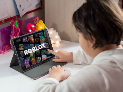 Dete igra video-igru Roblox