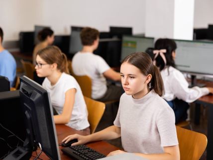 Devojčice za kompjuterom