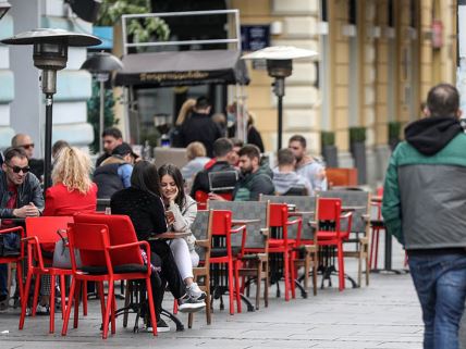 Ljudi sede u kafiću u centru Beograda