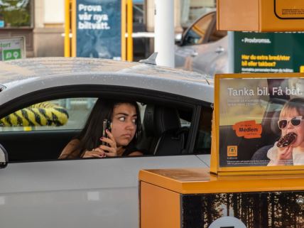 Devojka kupuje gorivo u Švedskoj