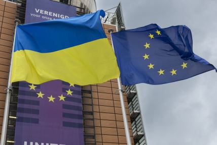 zastave ukrajine i evropske unije u briselu