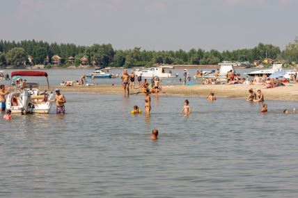 ljudi se kupaju na plaži Lido