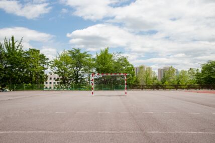 školsko dvorište sa terenom za fudbal