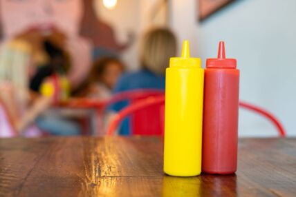 flašice kečapa i senfa na stolu restorana