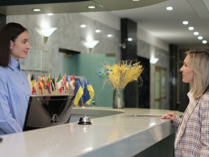 Gošća na recepciji hotela