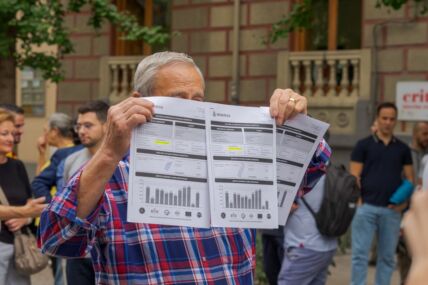 penzioner na protestu u Španiji pokazuje koliko su povećani računi za struju