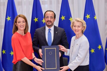 Roberta Mecola, Nikos Hristodulidis, Ursula fon der Lajen